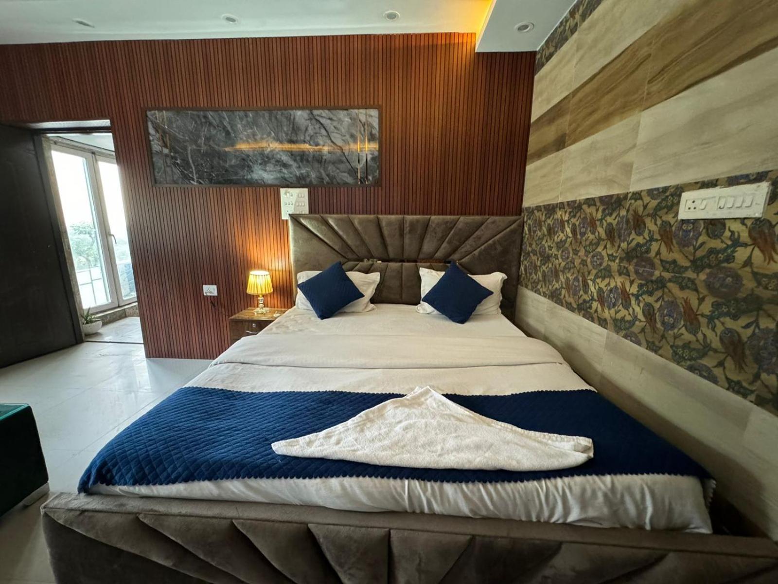 Hotel Dev Ganga Rishīkesh Exteriör bild