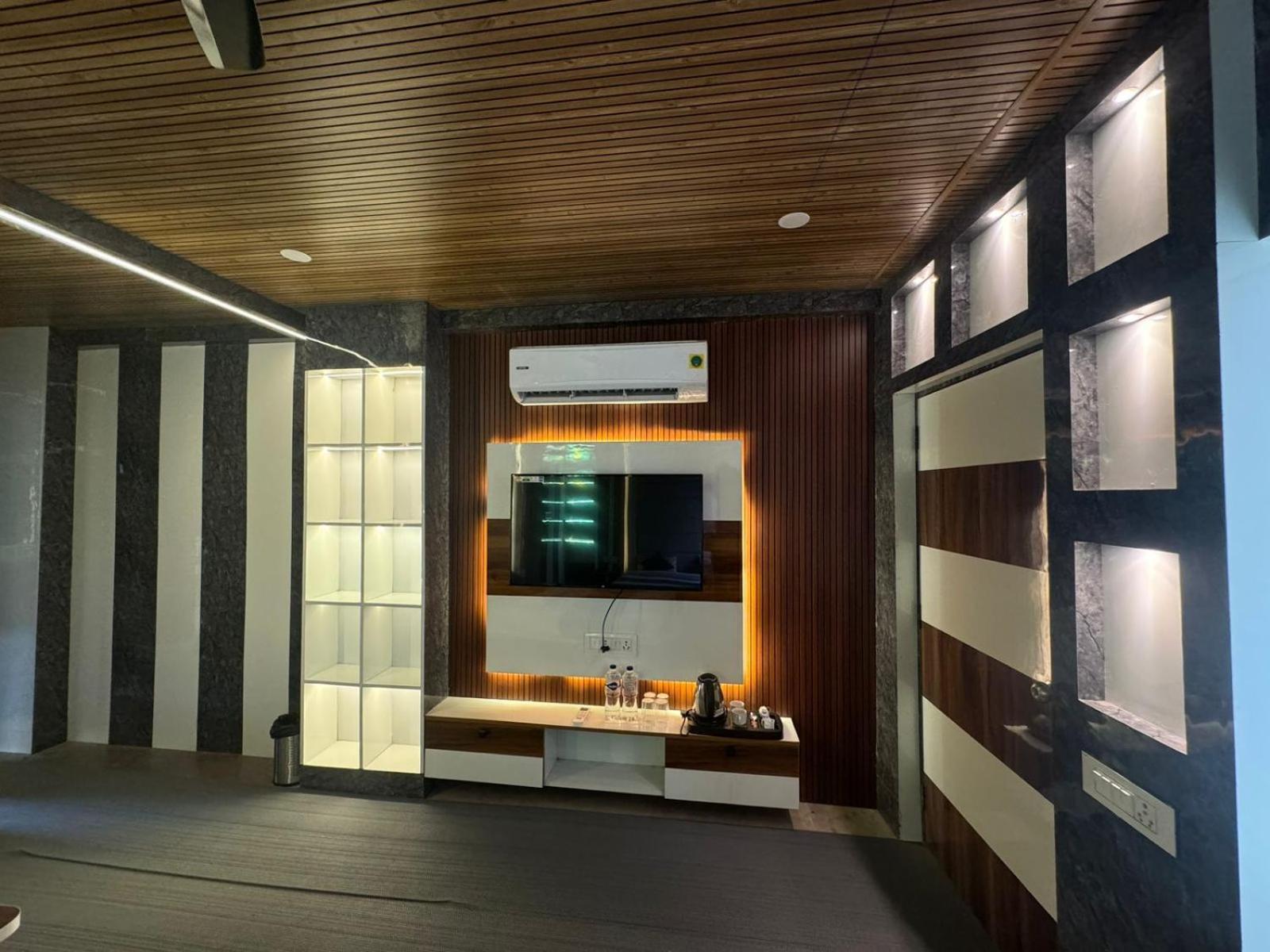 Hotel Dev Ganga Rishīkesh Exteriör bild