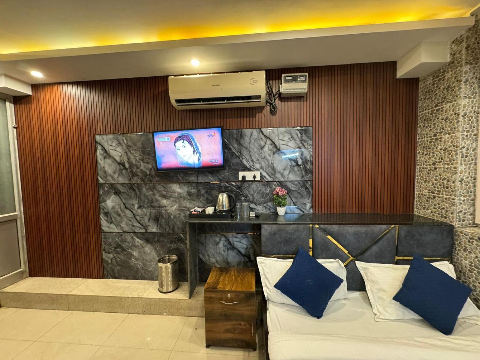 Hotel Dev Ganga Rishīkesh Exteriör bild