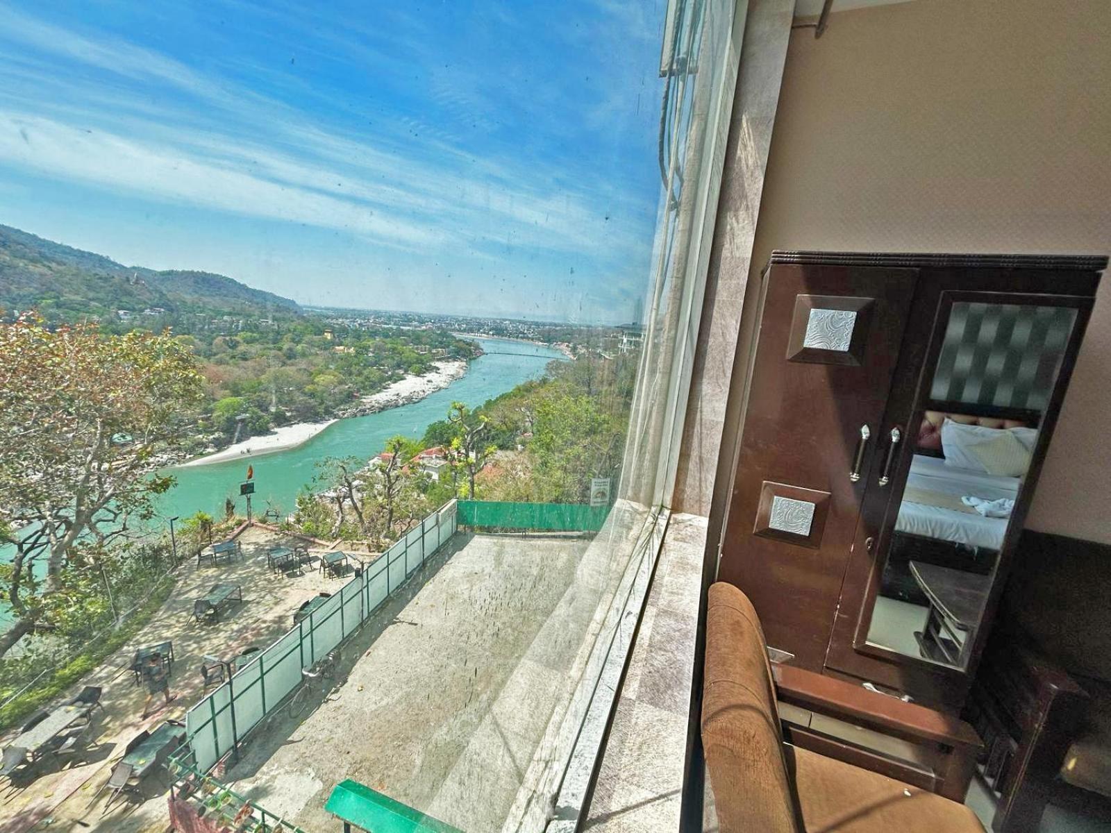Hotel Dev Ganga Rishīkesh Exteriör bild
