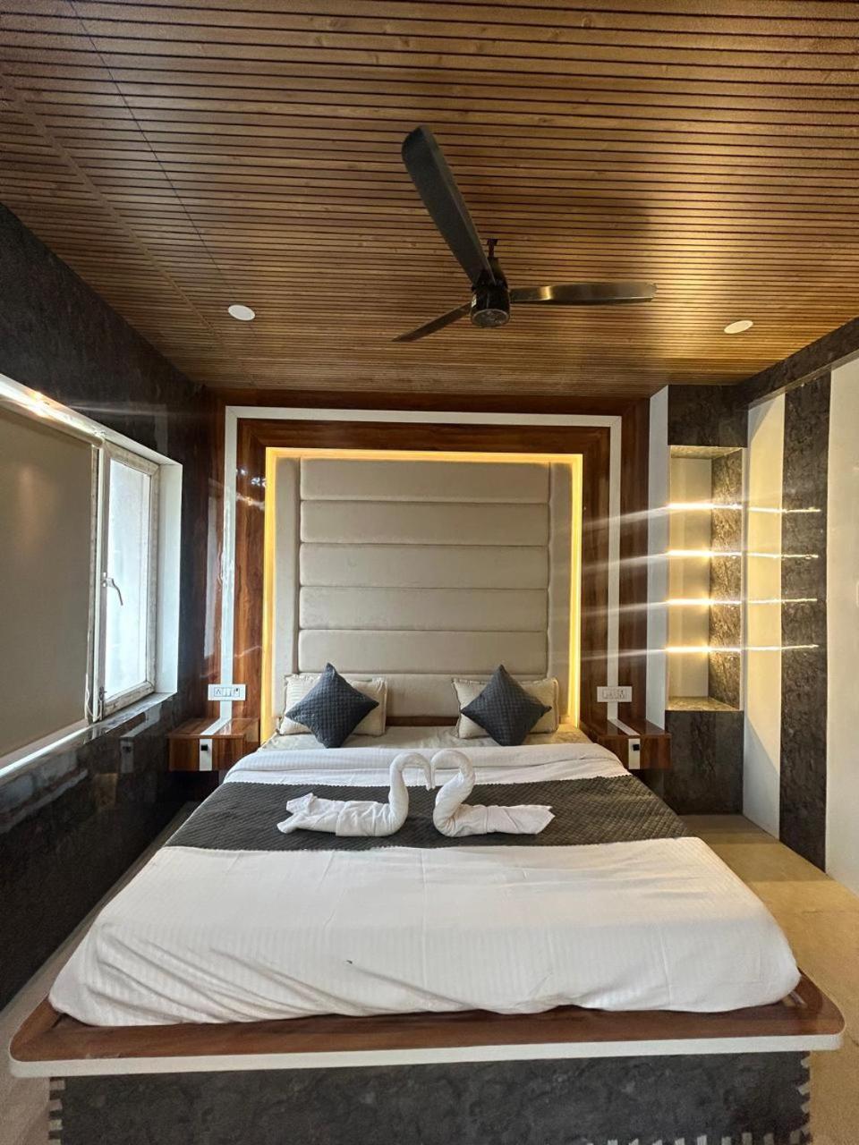 Hotel Dev Ganga Rishīkesh Exteriör bild