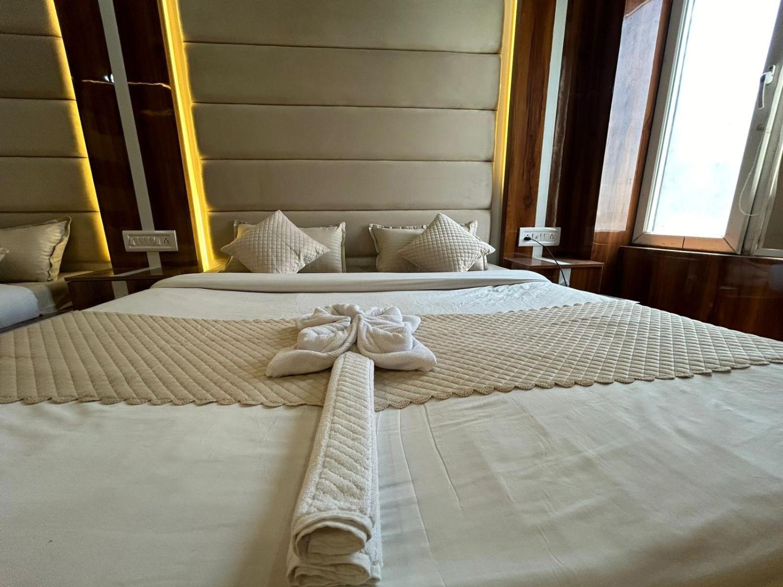 Hotel Dev Ganga Rishīkesh Exteriör bild