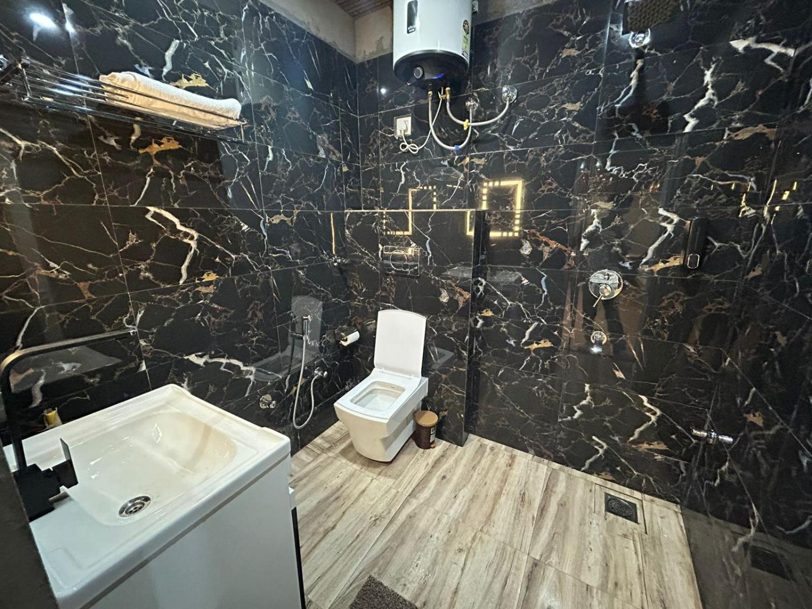 Hotel Dev Ganga Rishīkesh Exteriör bild